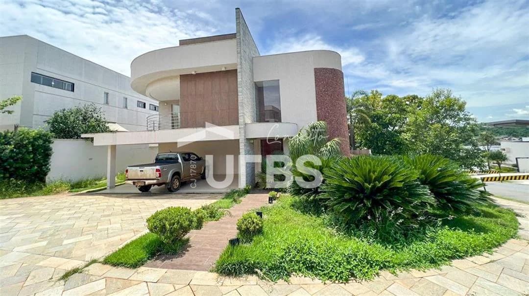 Fachada do Sobrado à Venda de Esquina no Alphaville