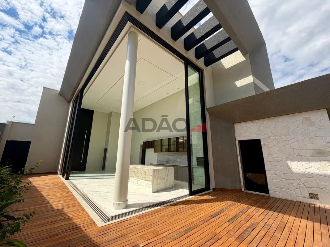Fachada do Casa Térrea de Alto Padrão no Portal do Sol Green | 250m² | 4 Suítes | Piscina Aquecida