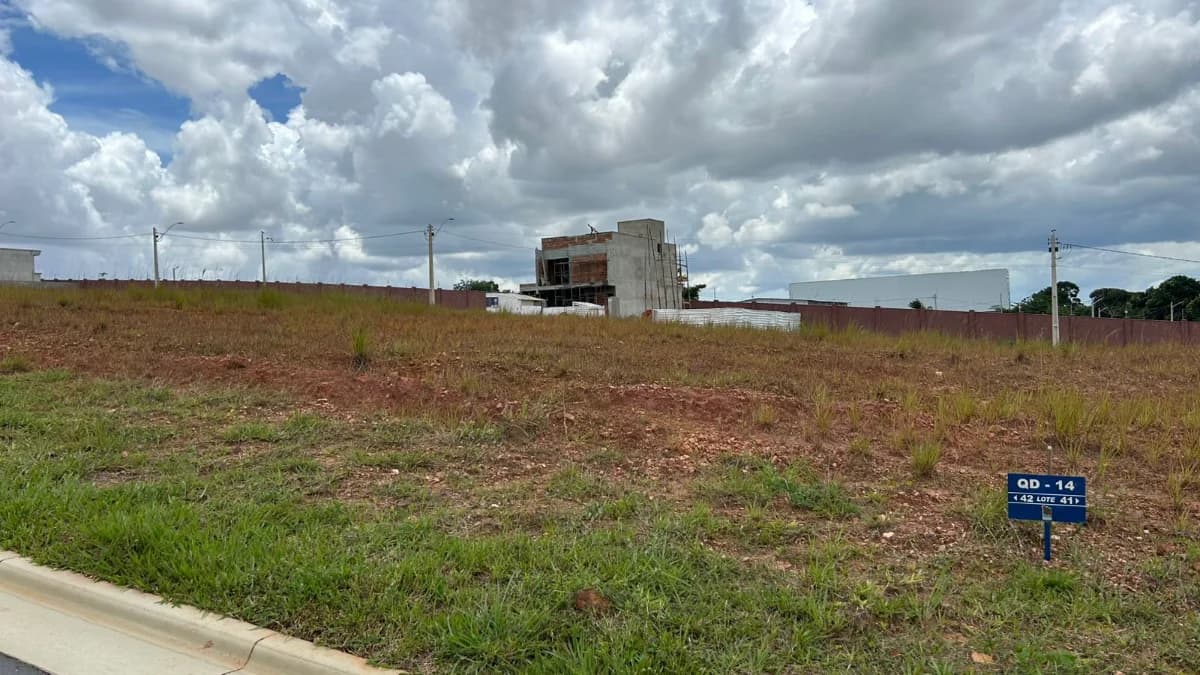 Fachada do Lote no Jardins Versalhes | 215m² | Pronto para Construir