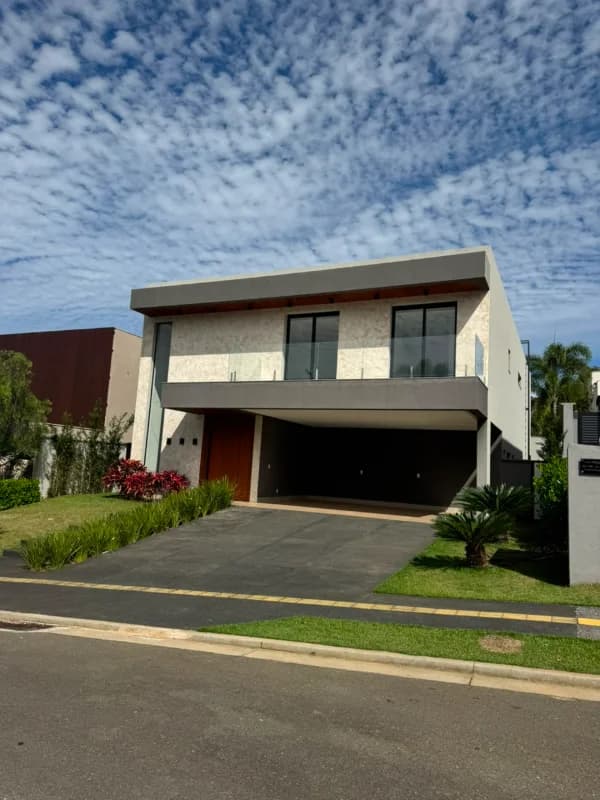Fachada do Sobrado à Venda no Alphaville Araguaia em Goiânia